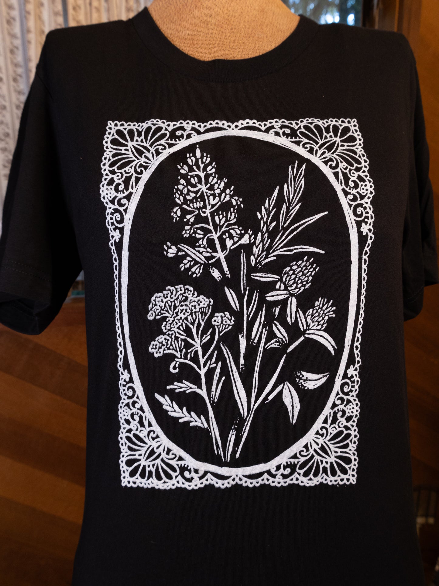 Wild Flowers T-Shirt in Pitch Black