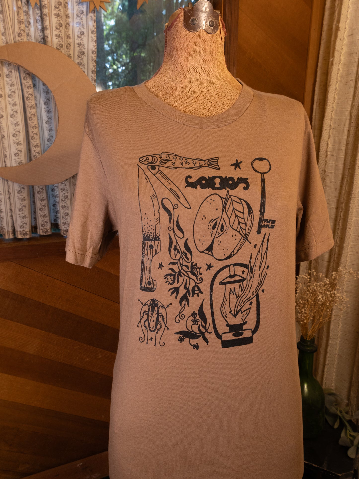 Trinkets T-Shirt in Light Brown