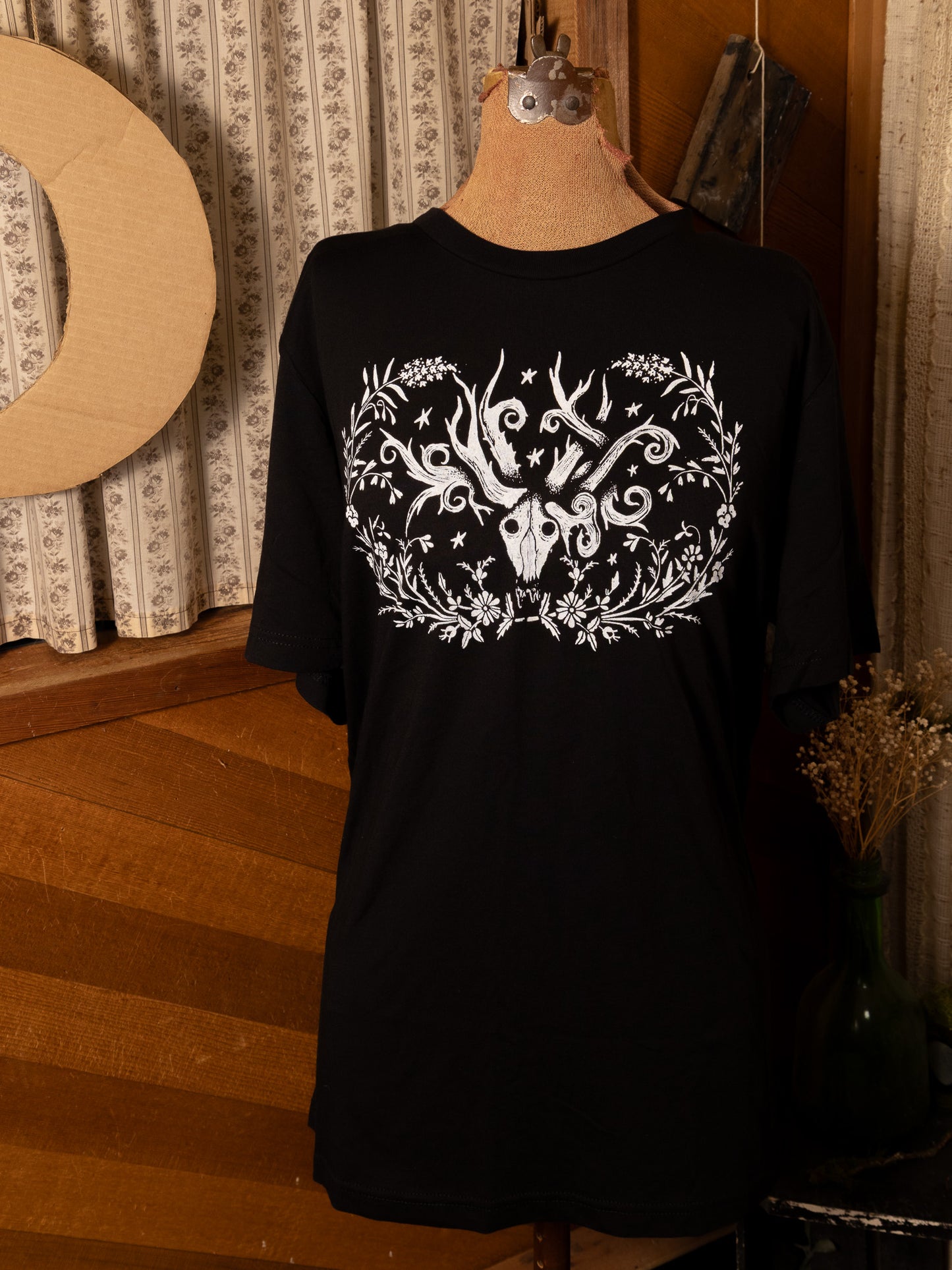 Curling Antlers T-Shirt in Pitch Black
