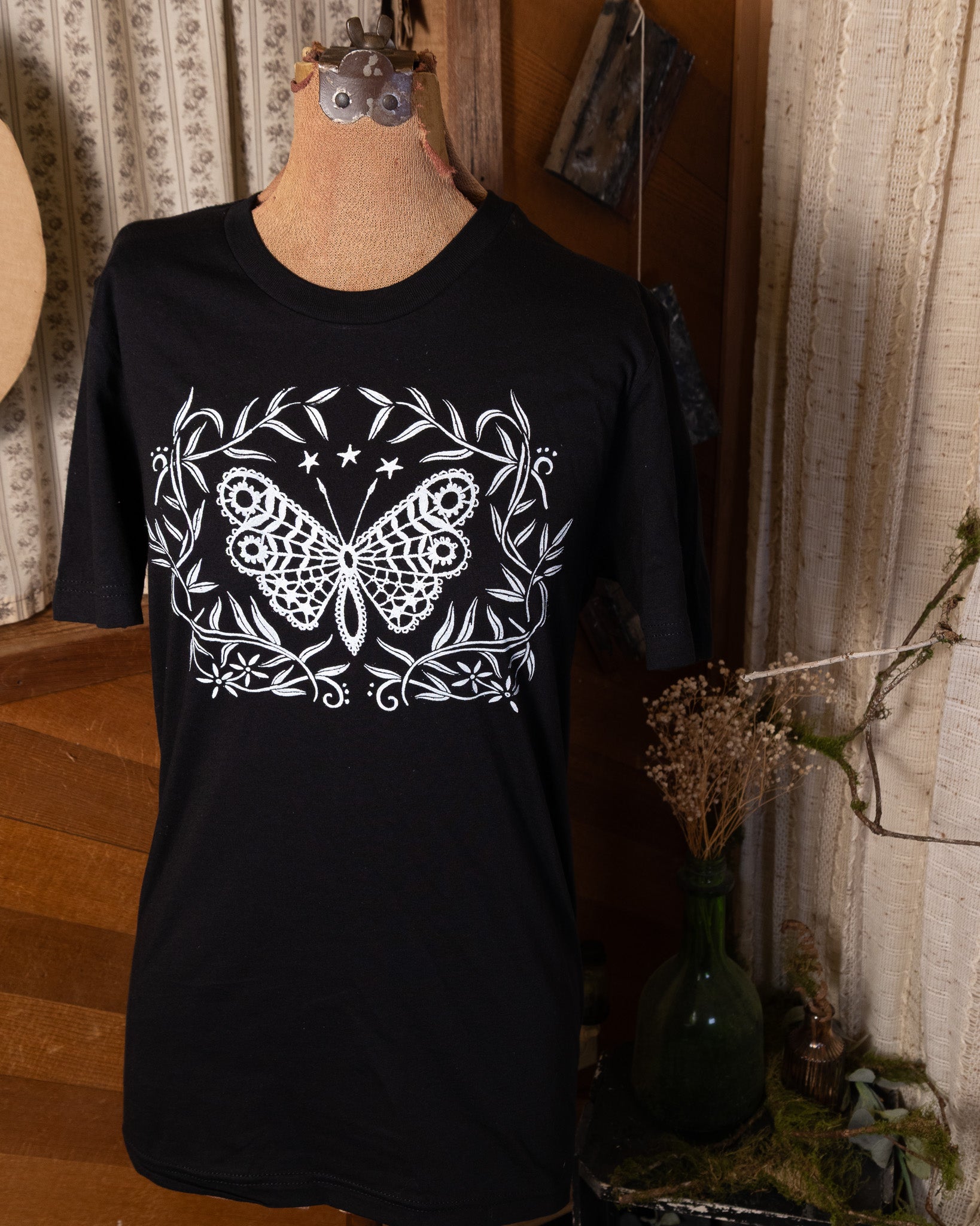 Moth T-Shirt in Pitch Black – Jackalope Jane Varieties