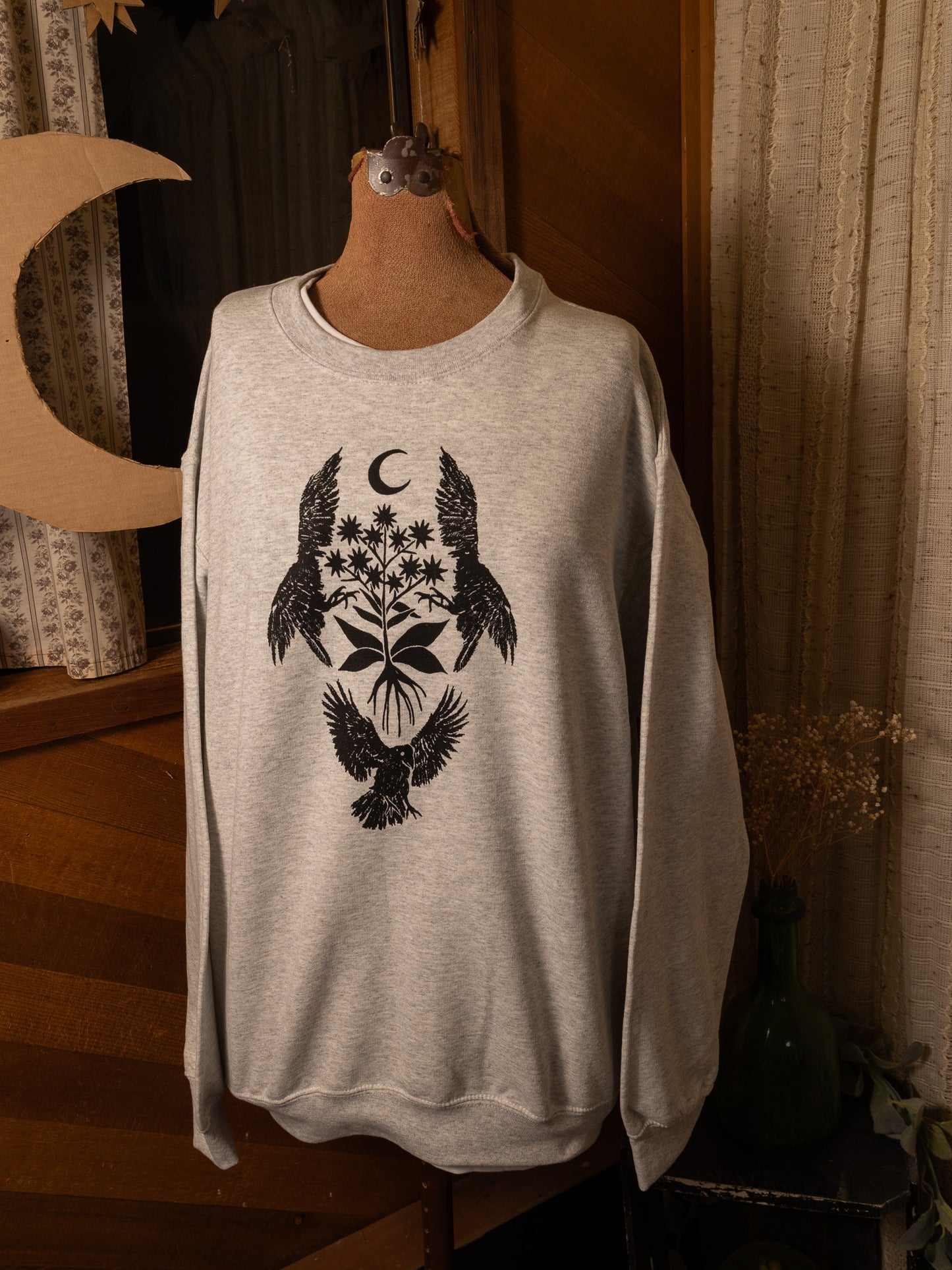 Three Crows Crewneck in Grey