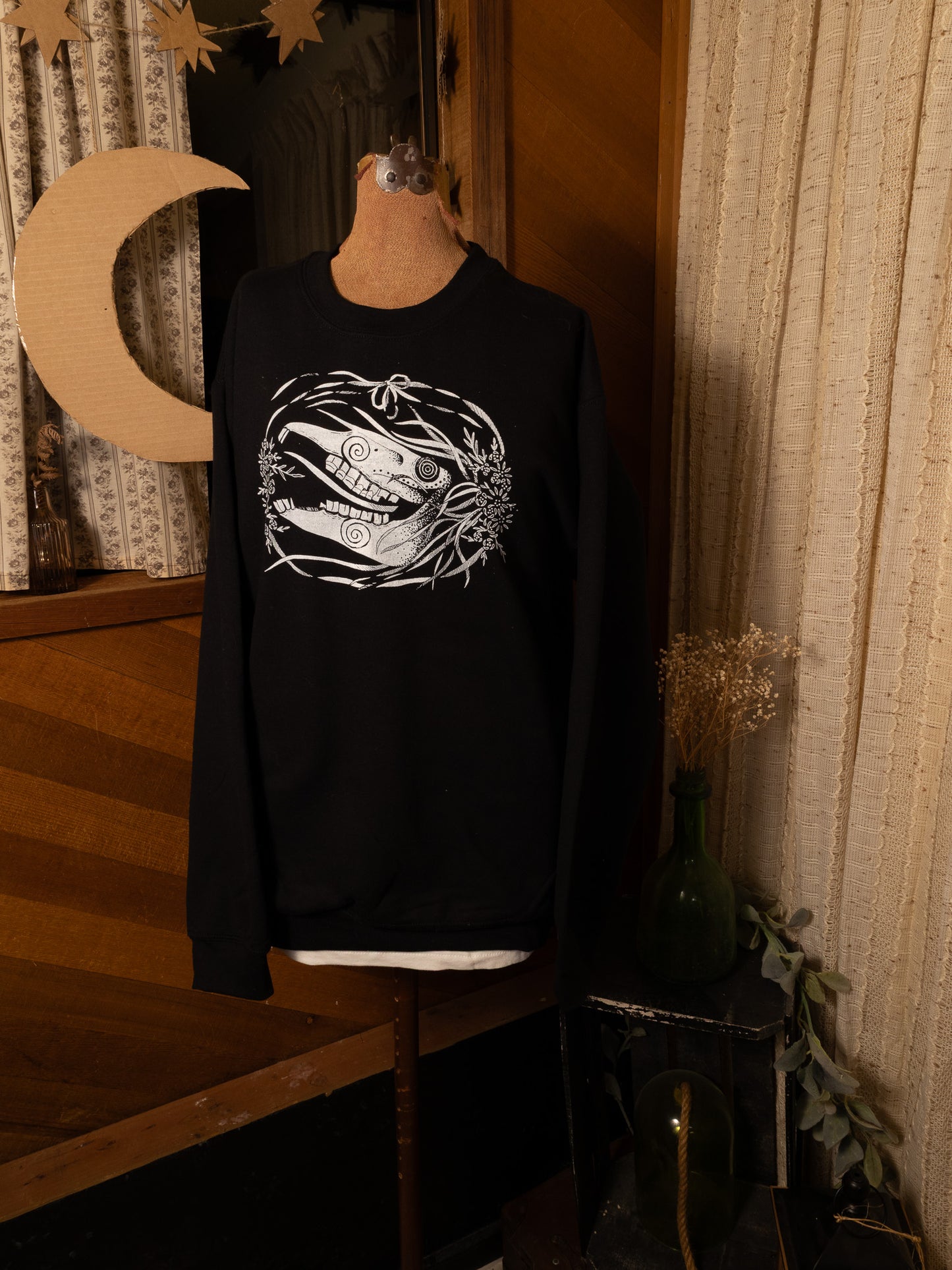 Mari Lywd Crewneck in Pitch Black