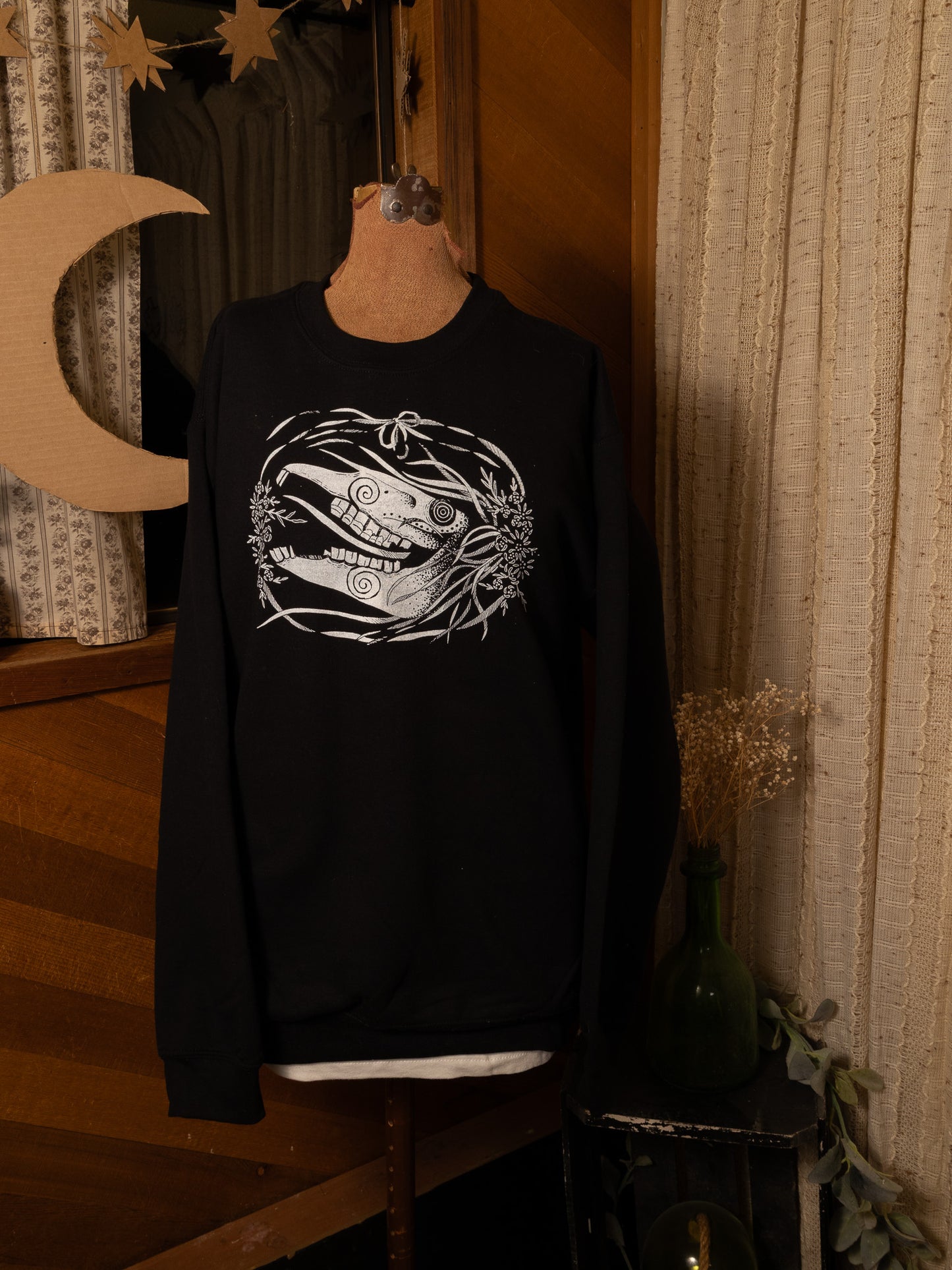 Mari Lywd Crewneck in Pitch Black