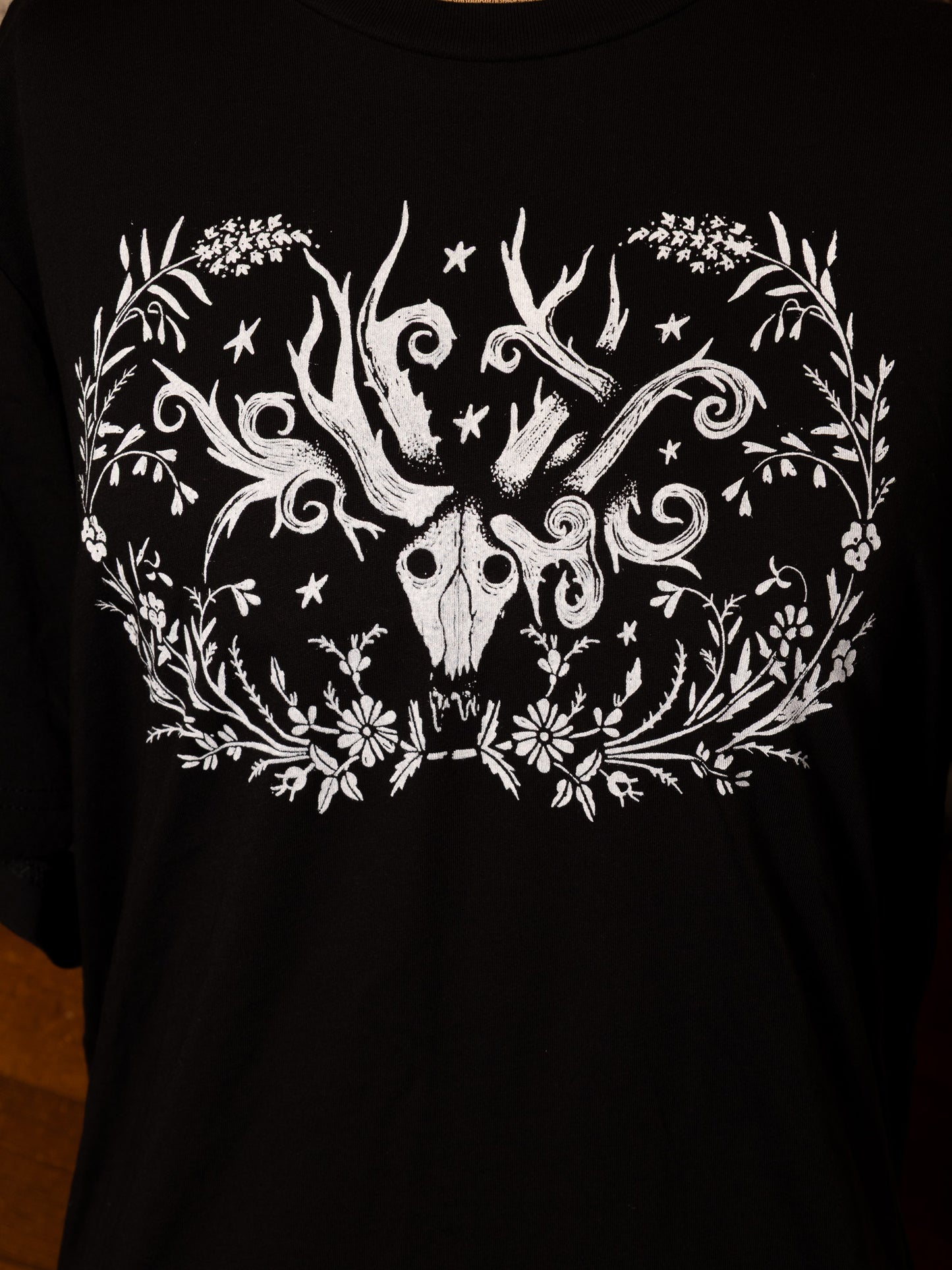 Curling Antlers T-Shirt in Pitch Black